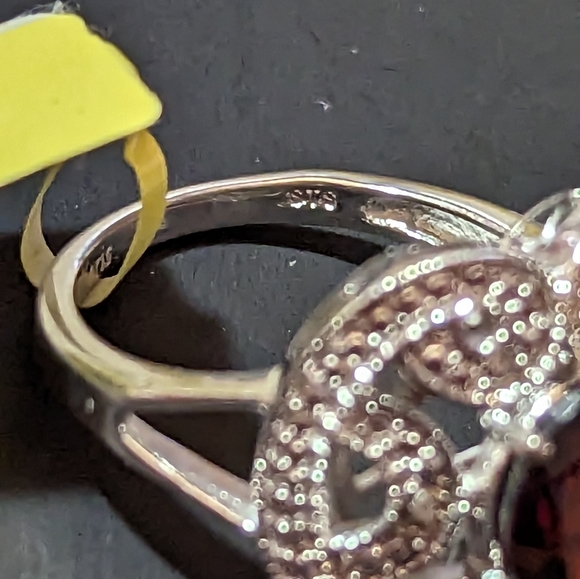 Huge deep red garnet and sterling ring with filigree detailing - Picture 3 of 5